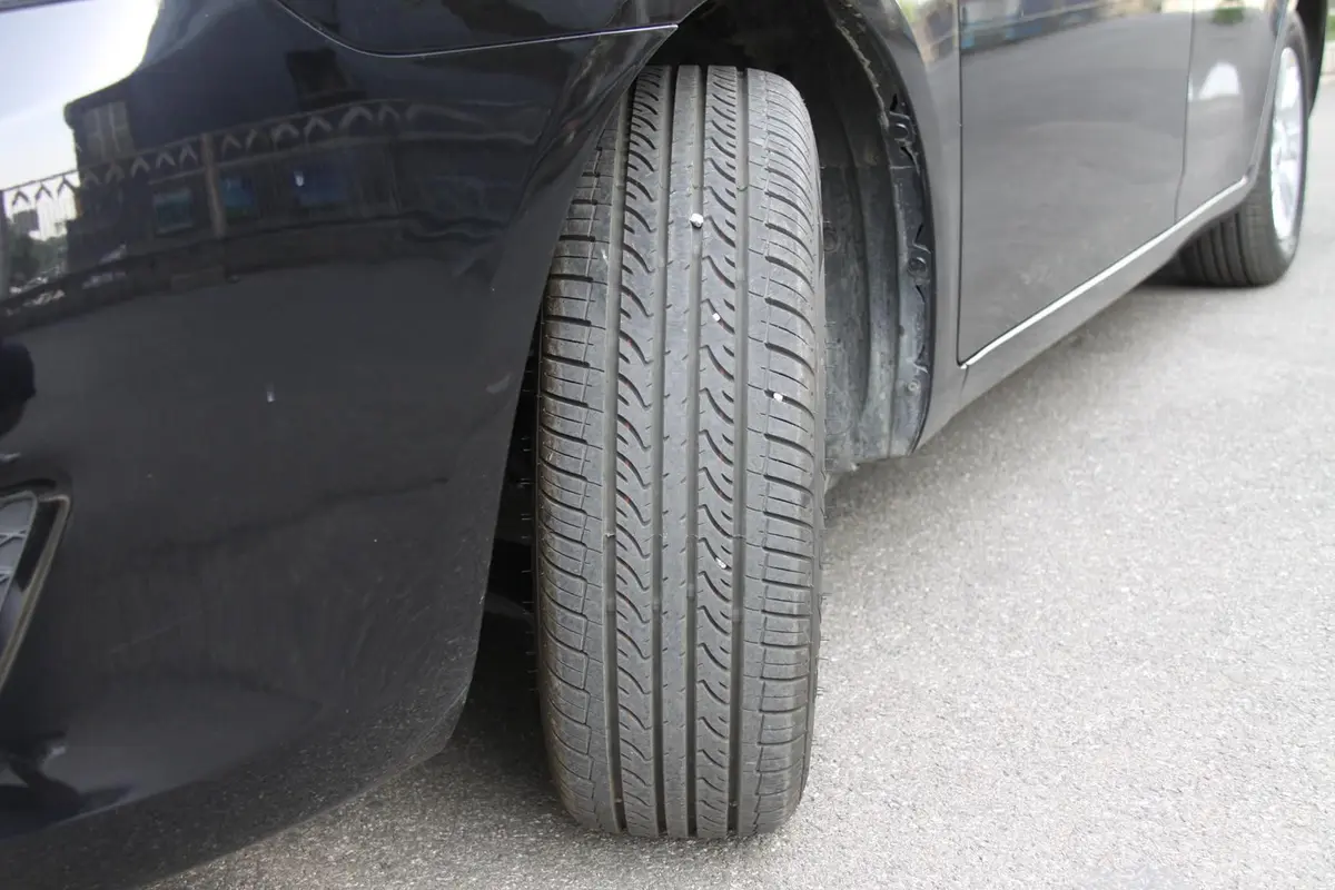 众泰Z3001.6L 自动 尊贵型轮胎花纹