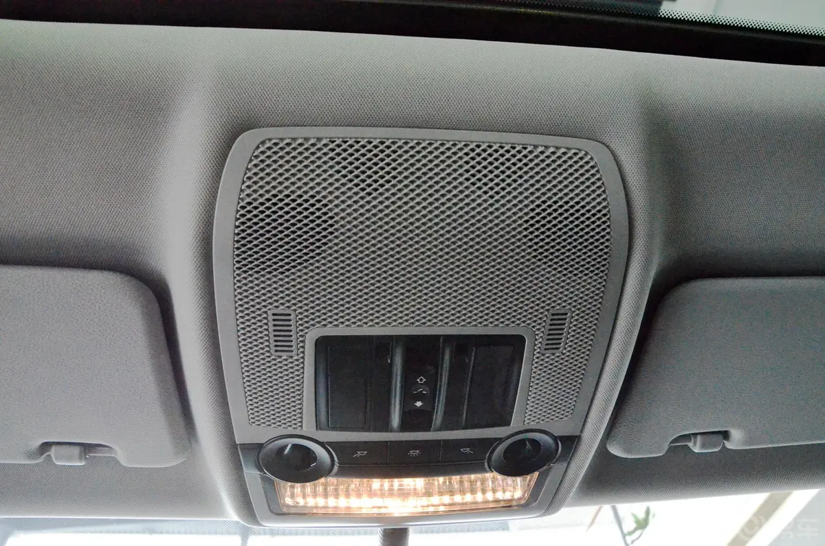宝马X6xDrive35i 豪华型前排车顶中央控制区