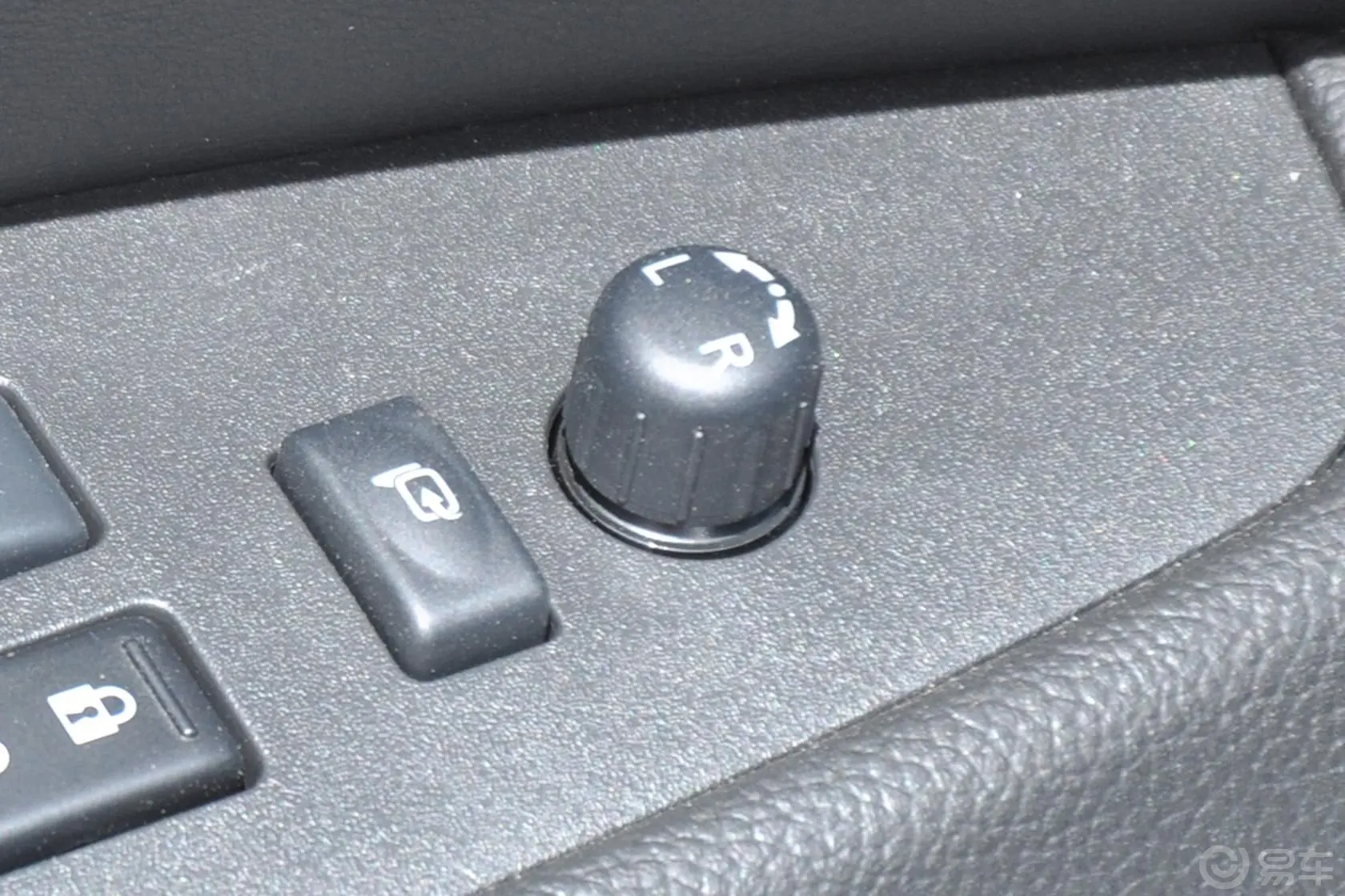 英菲尼迪G系25 Sedan 运动版外后视镜控制键