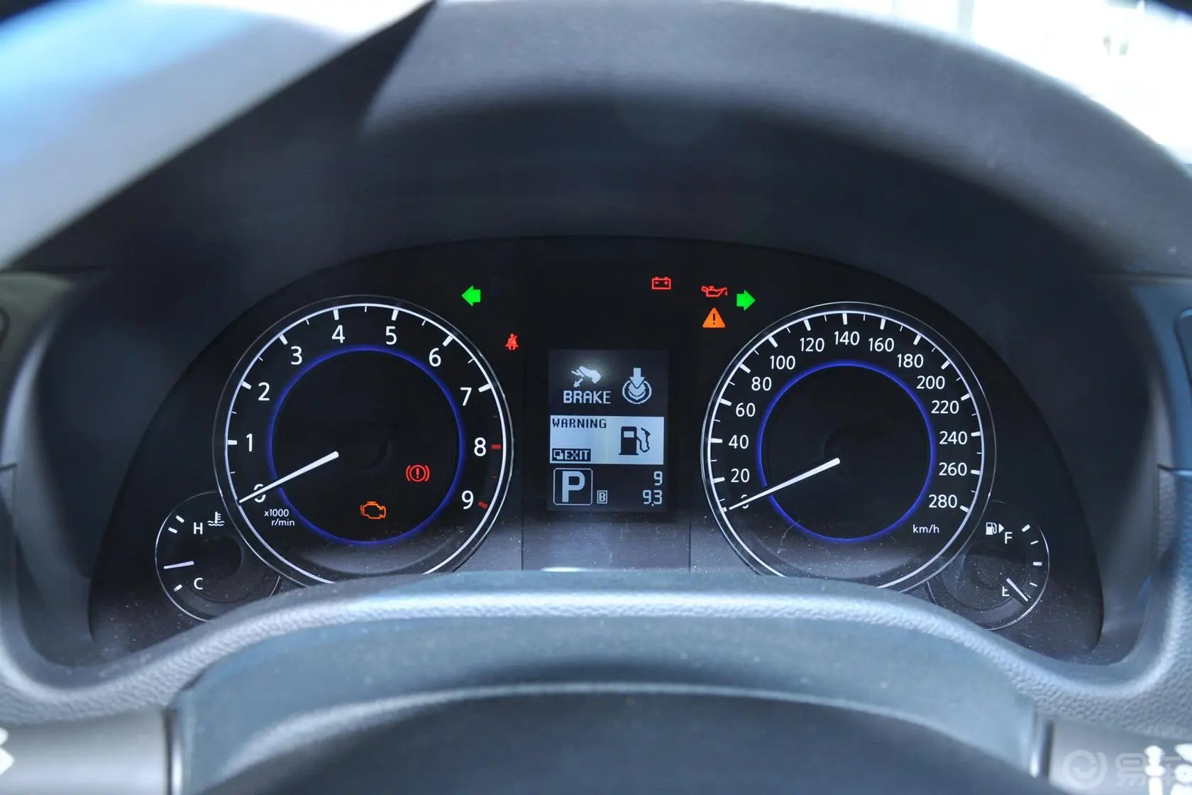 英菲尼迪G系25 Sedan 运动版仪表盘背光显示