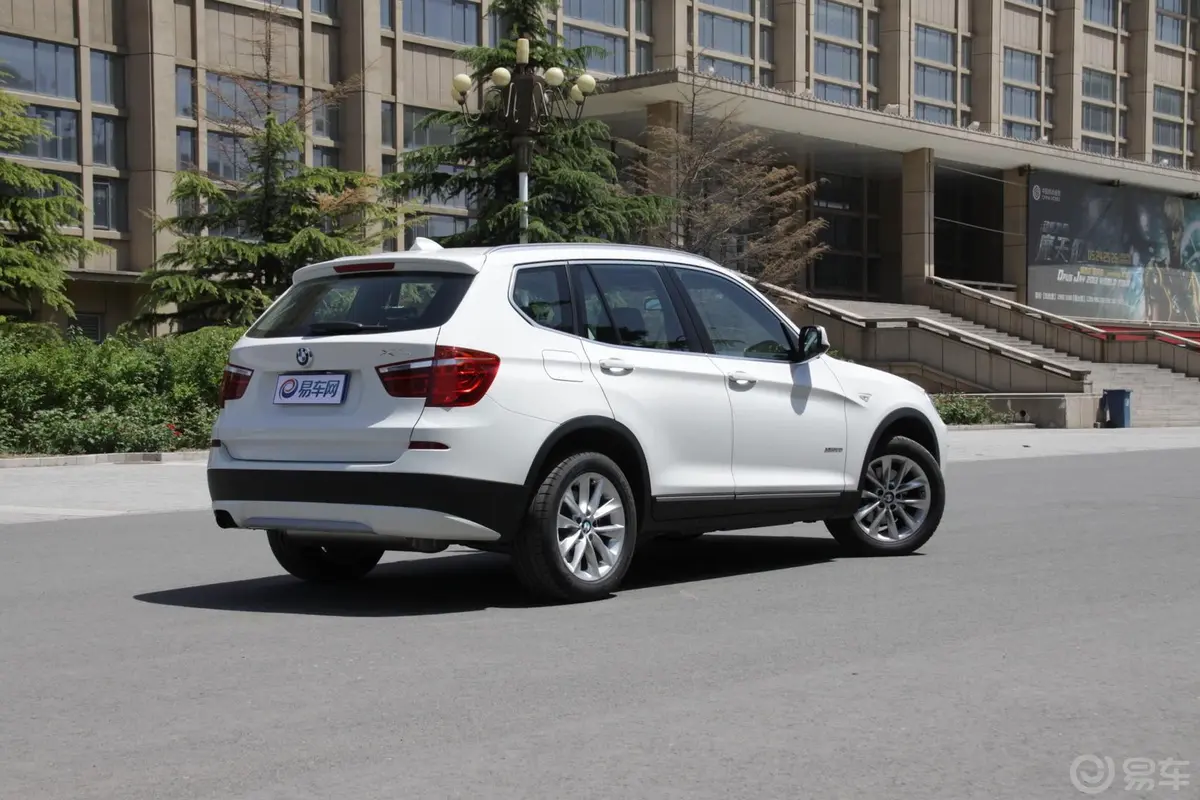 宝马X3(进口)xDrive20i 豪华型侧后45度车头向右水平