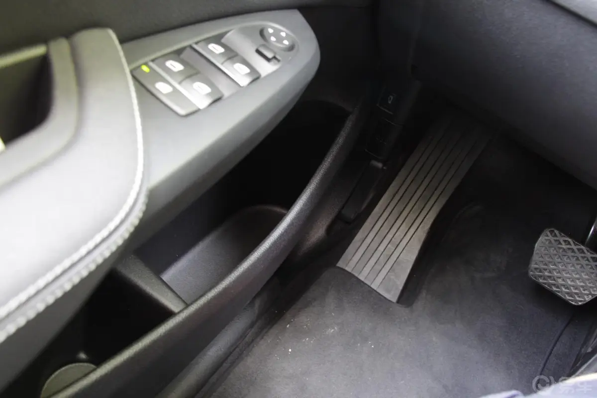 宝马X3(进口)xDrive20i 豪华型驾驶员门储物盒