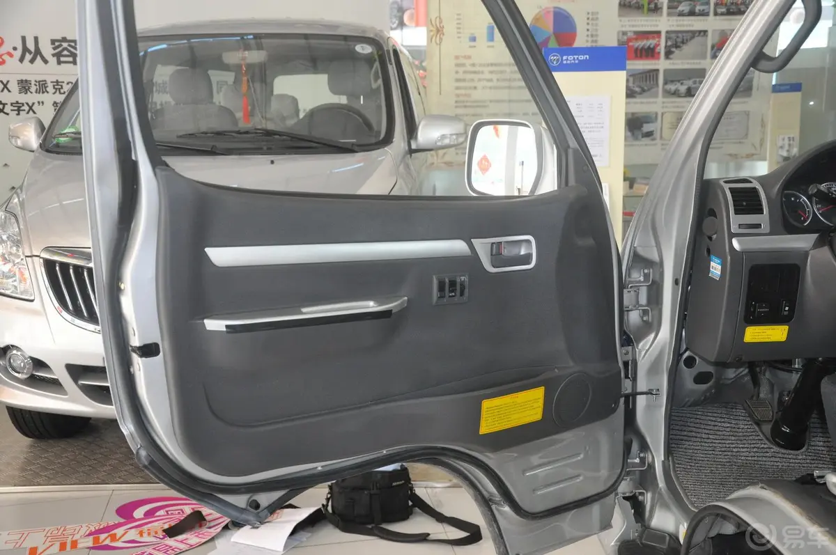 福田风景2.0L 手动 舒适型 汽油 VVT 短轴驾驶员侧车门内门板