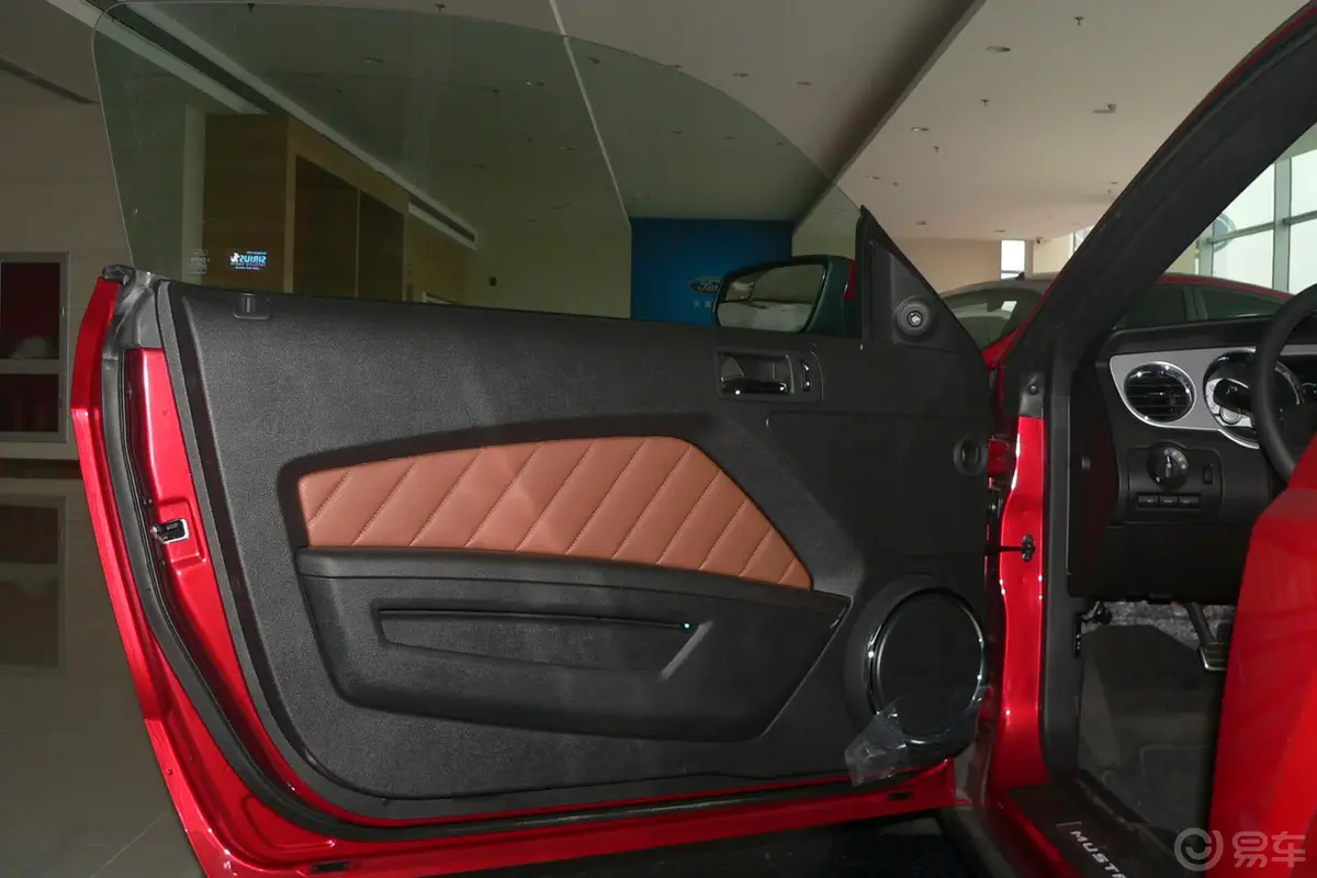 MustangV8 5.0L GT自动  豪华版 标配驾驶员侧车门内门板