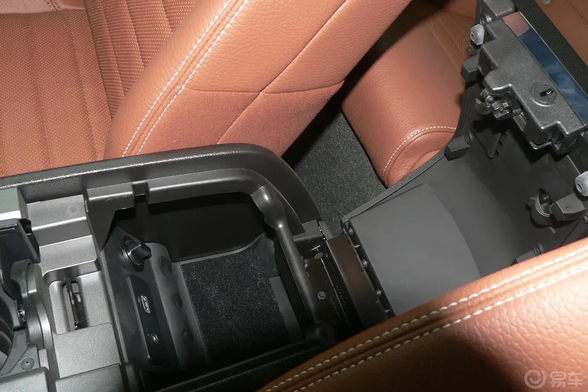 MustangV8 5.0L GT自动  豪华版 标配前排中央扶手箱空间