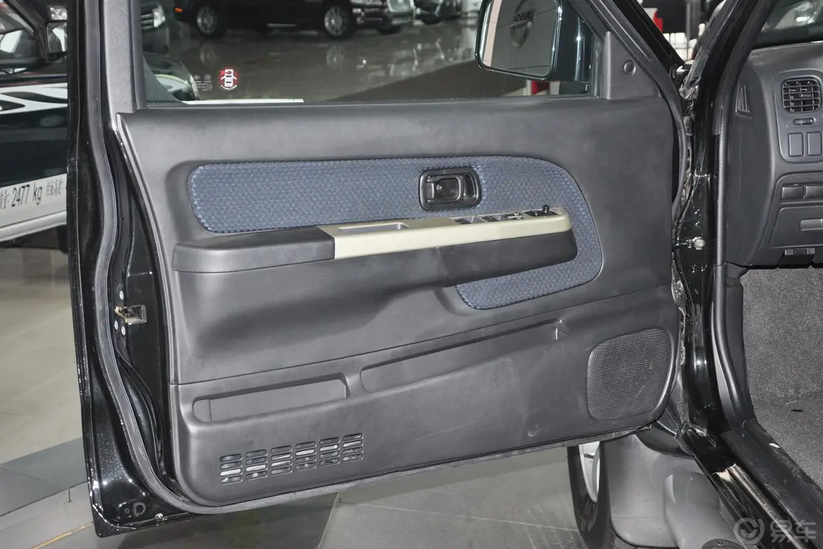 日产帕拉丁2.4L 手动 两驱 标准型 国四 ZN6454W1G4驾驶员侧车门内门板