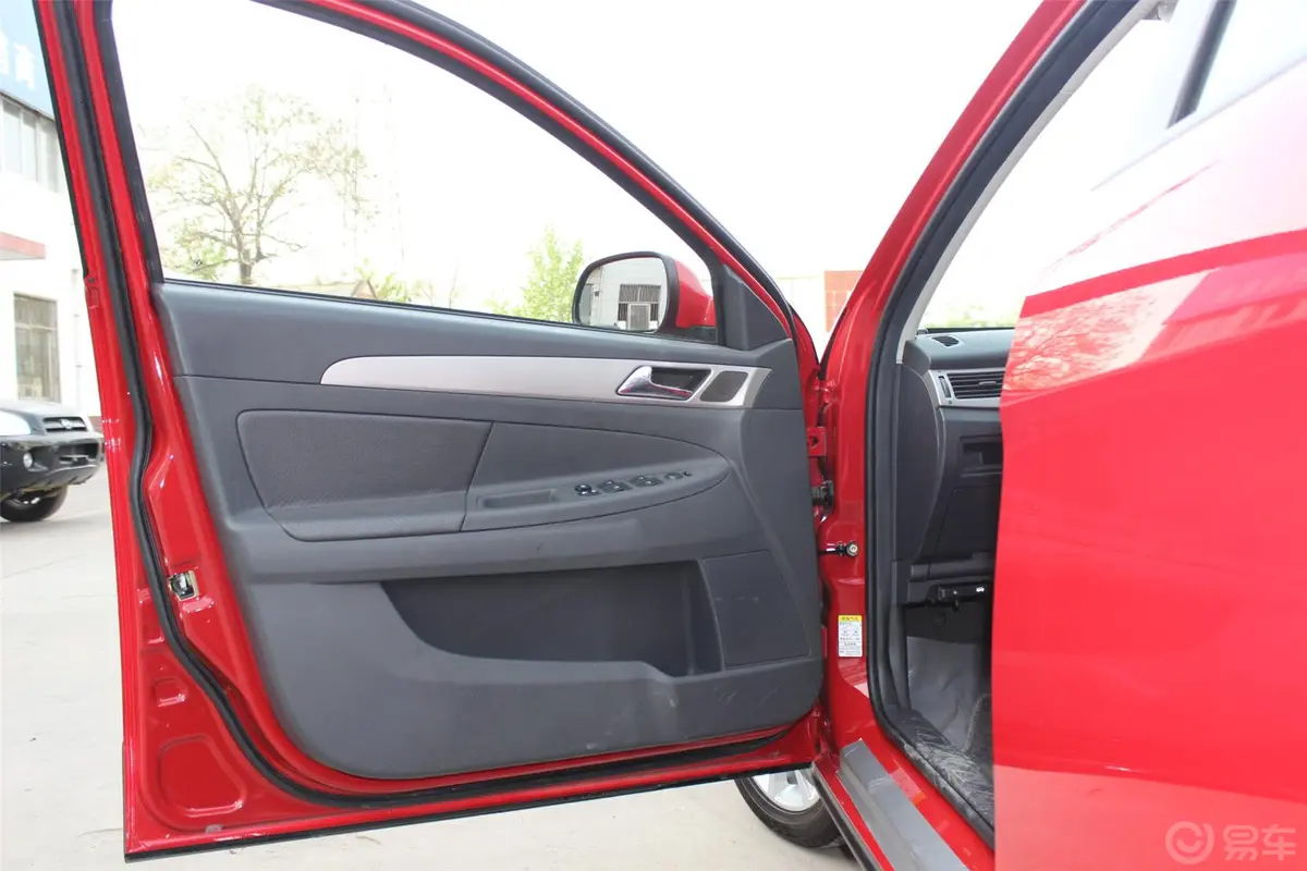 风神H30Cross 1.6L 手动 尊尚型驾驶员侧车门内门板