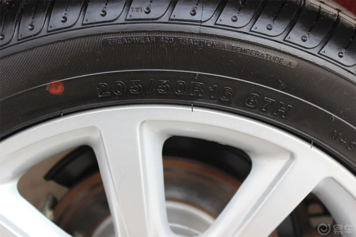 风神H30Cross 1.6L 手动 尊尚型轮胎规格