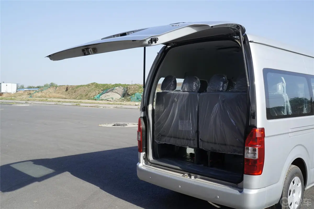 金杯大海狮大海狮W 2.4L 手动 标准型 汽油行李厢开口范围
