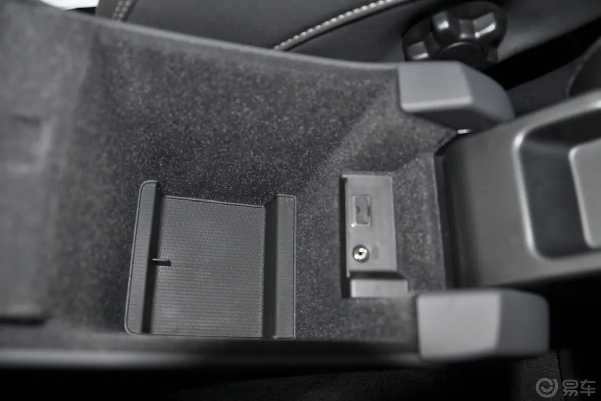 沃尔沃V60T6 R-Design 个性运动版前排中央扶手箱空间