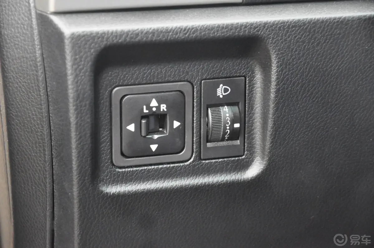 奥轩GX52.4L 手动 两驱 时尚版 汽油外后视镜控制键