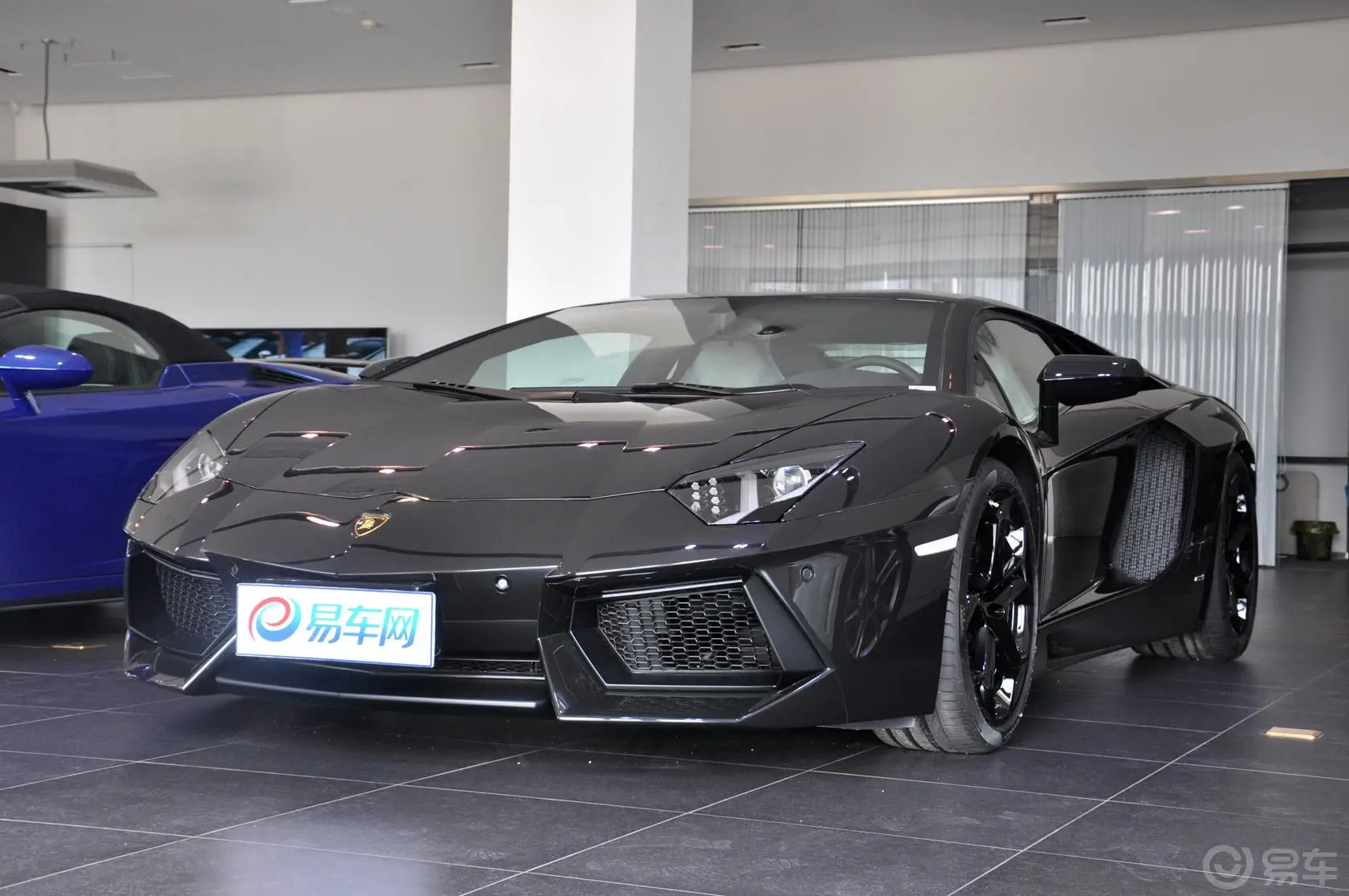 AventadorLP 700-4 Roadster侧前45度车头向左水平