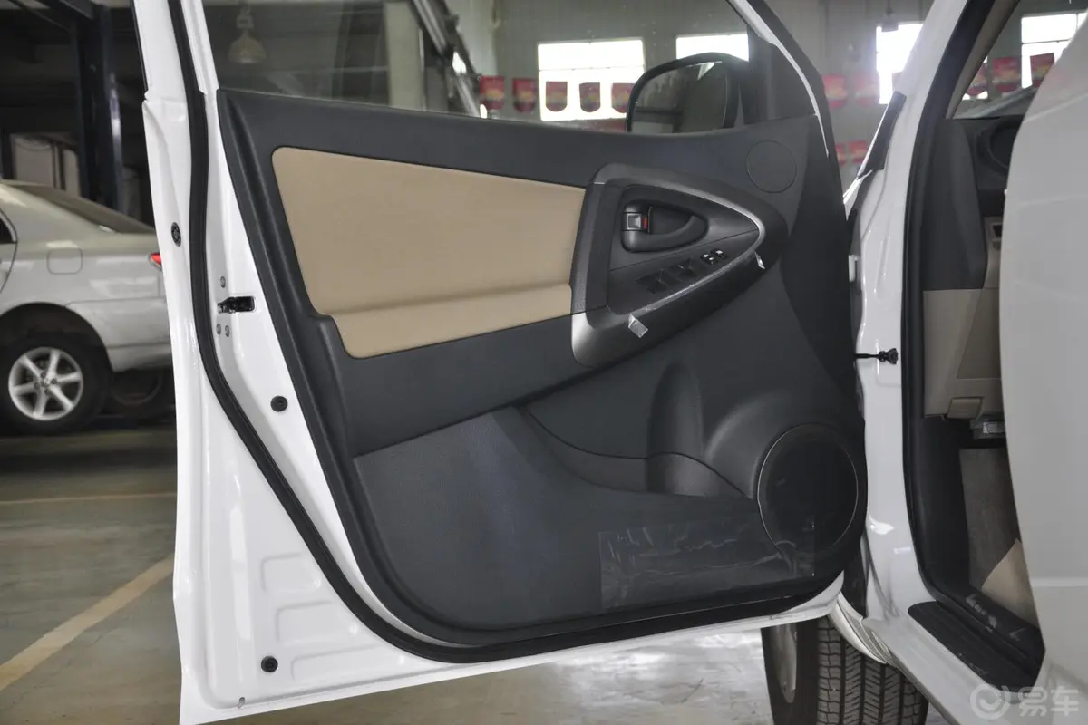 RAV4荣放2.0L 手动 特享经典版驾驶员侧车门内门板