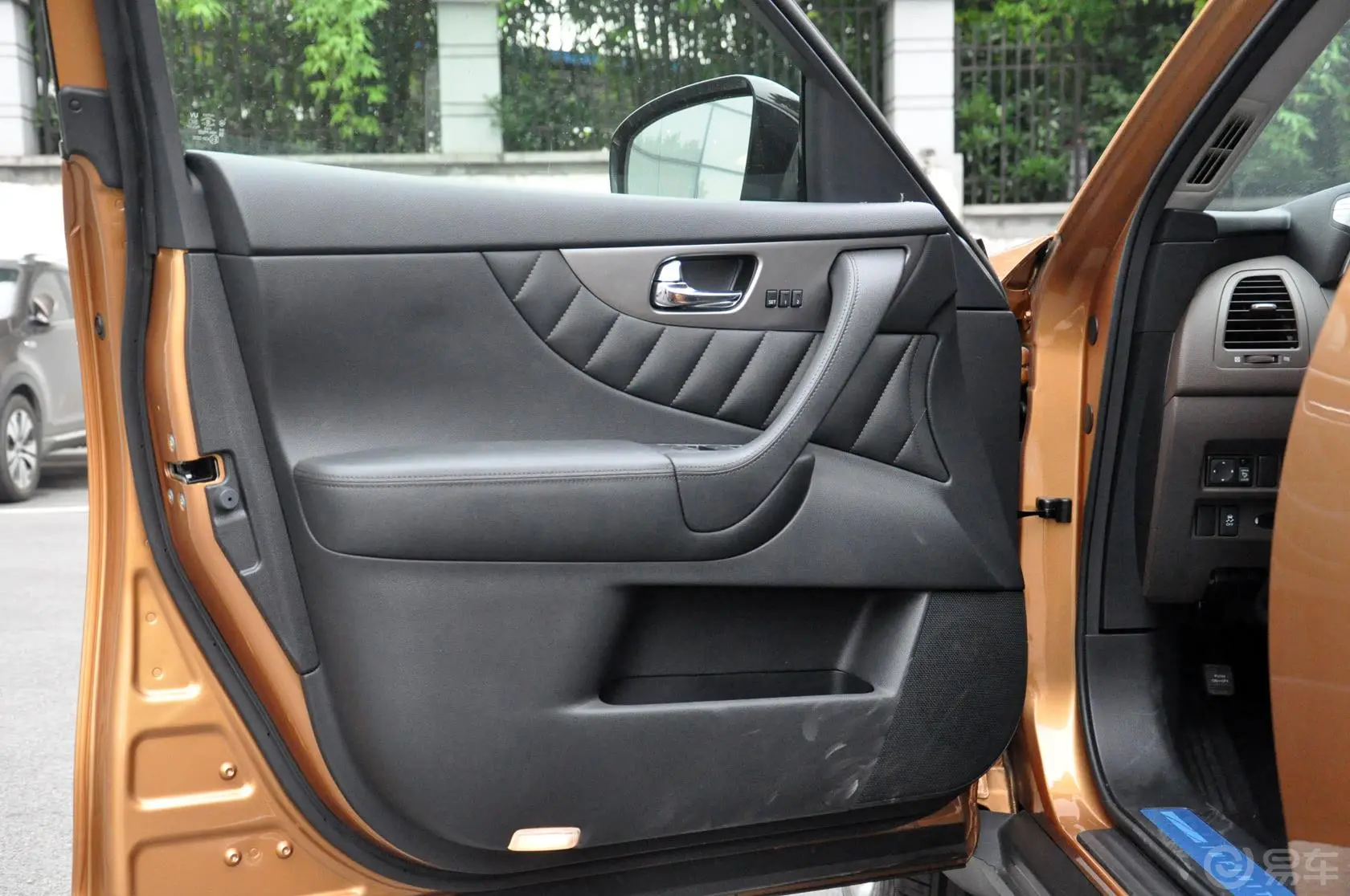 英菲尼迪FX37 标准升级版驾驶员侧车门内门板