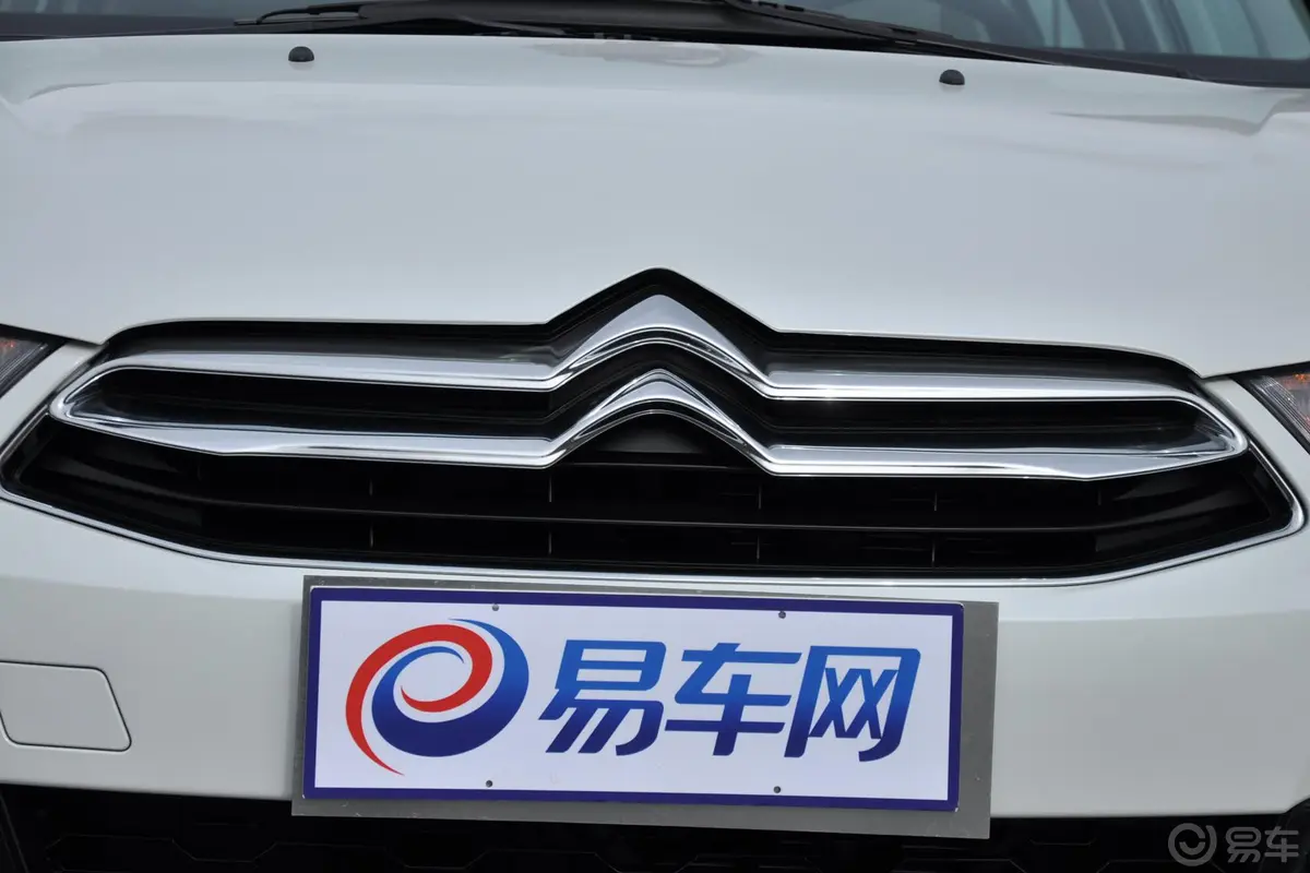 世嘉两厢 1.6L 手动 乐享型前格栅侧俯拍