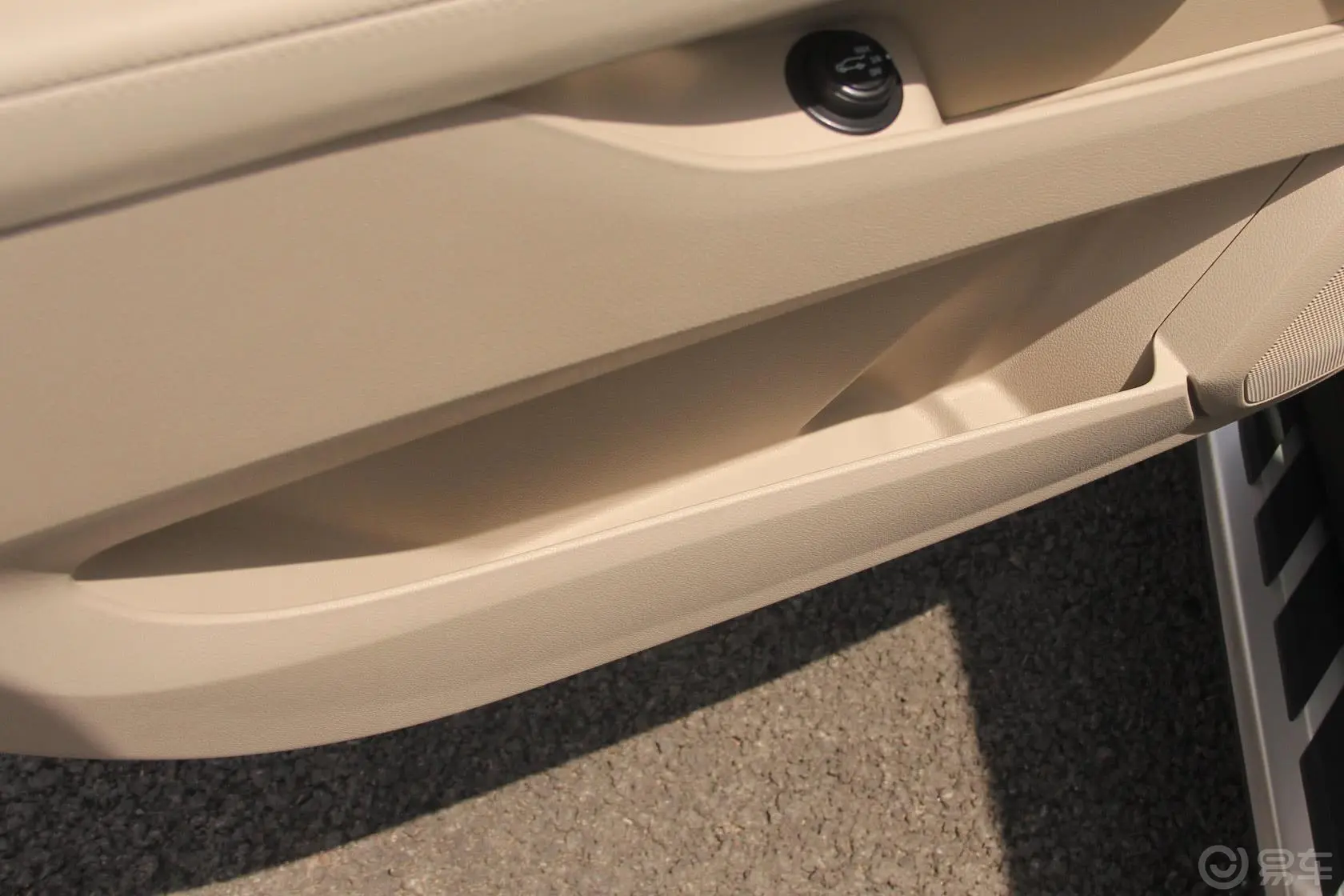 凯迪拉克SRX3.0L 手自一体 舒适型驾驶员门储物盒