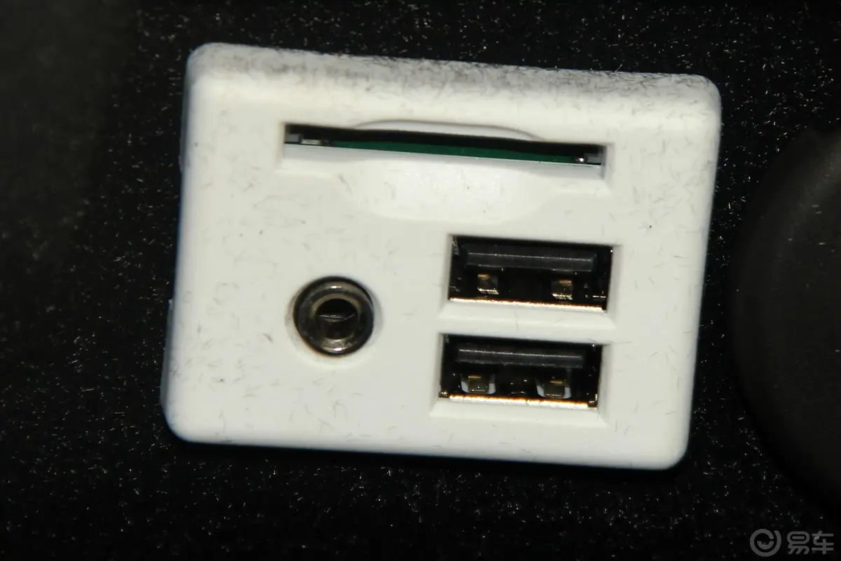 凯迪拉克SRX3.0L 手自一体 舒适型USB接口