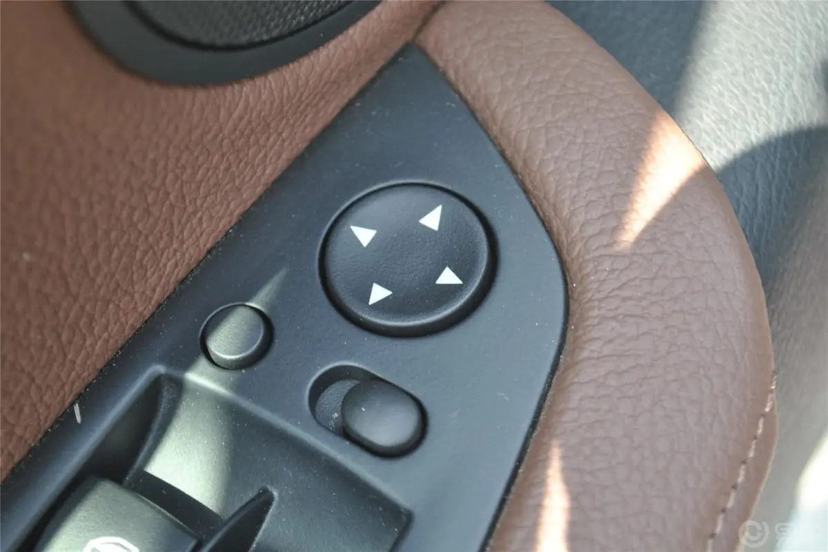 宝马X5(进口)xDrive35i 领先型外后视镜控制键