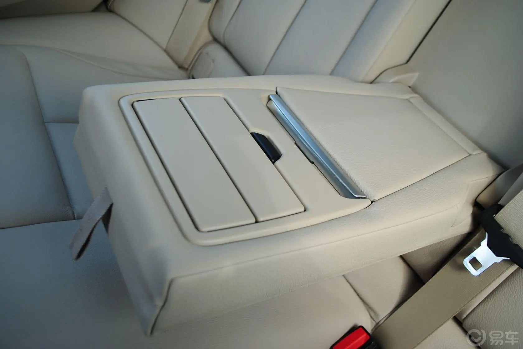 宝马3系GT328i 风尚设计套装后排扶手