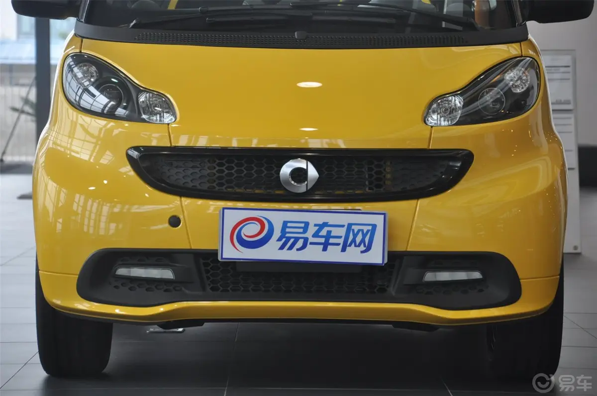 smart fortwo1.0T 敞篷城市游侠特别版前格栅侧俯拍