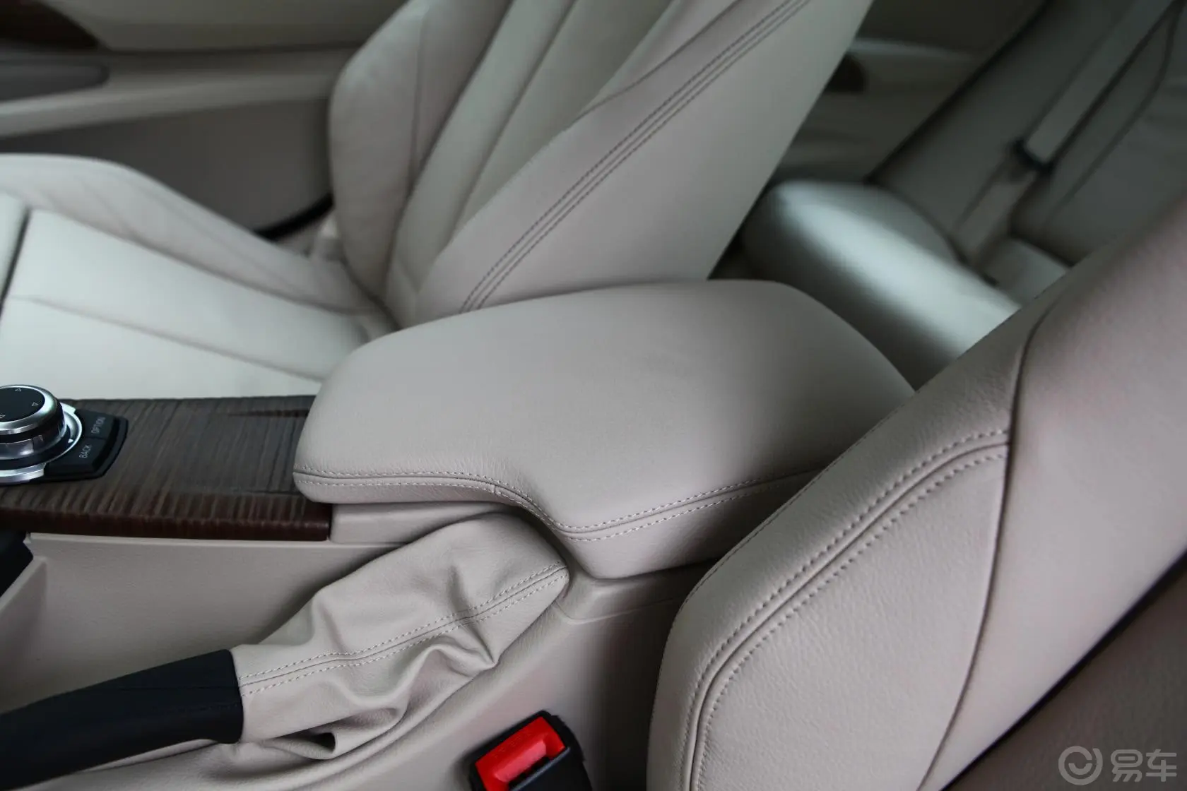 宝马3系GT335i 风尚设计套装前排中央扶手箱