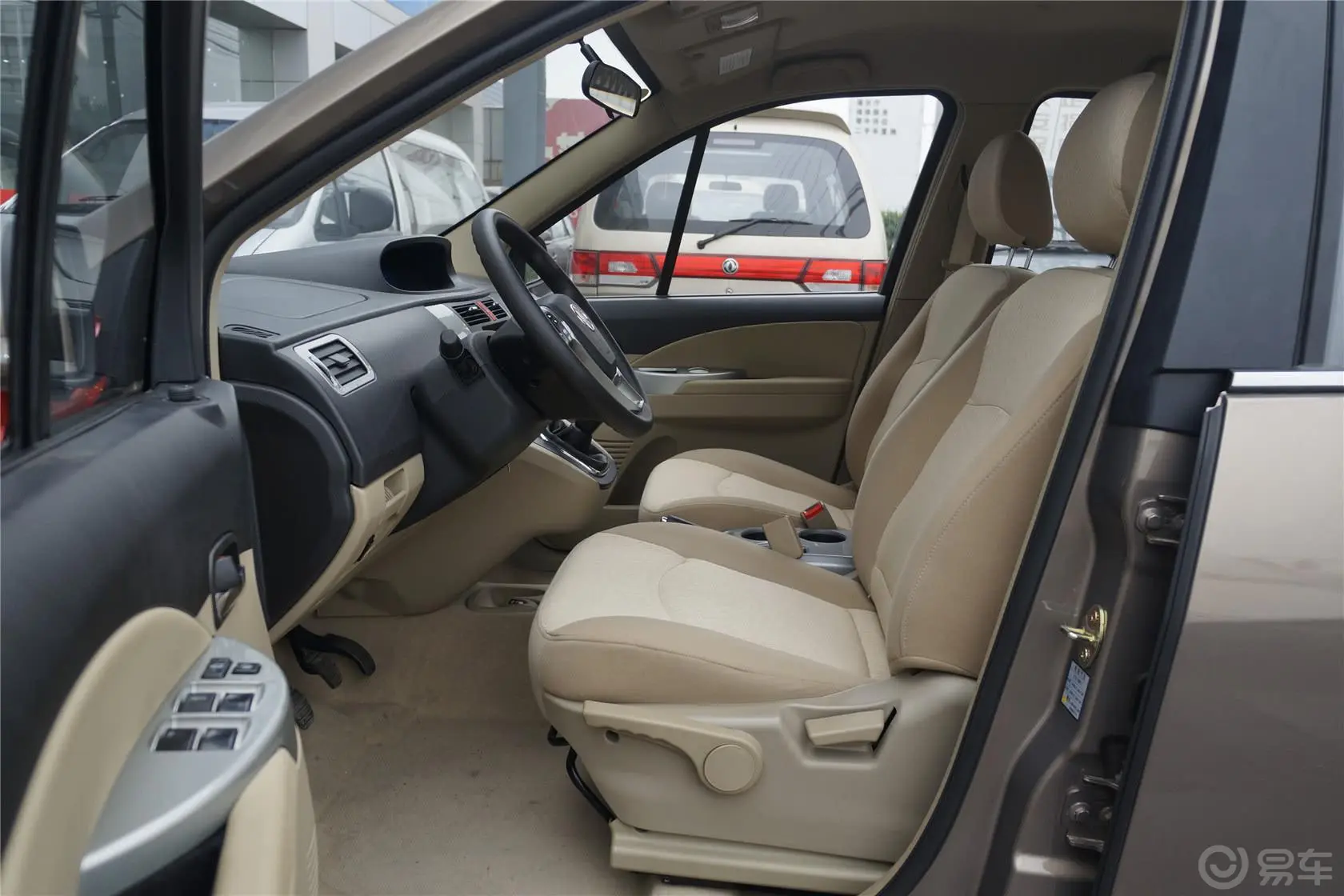 景逸SUV1.6L 手动 舒适型前排空间