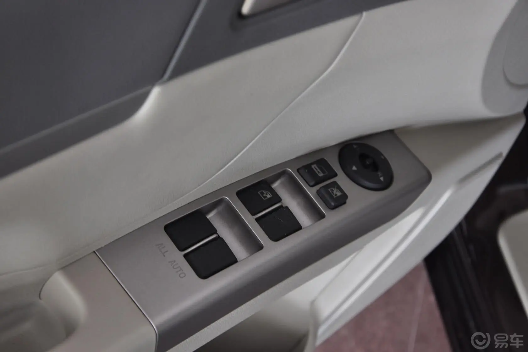 帝豪两厢 1.8L 自动 尊贵型车窗升降键