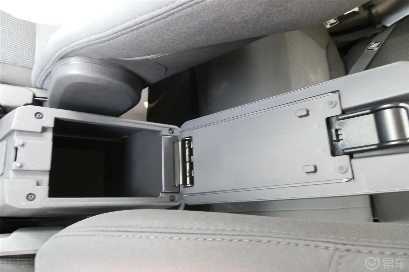 自由客2.4L 自动 运动版前排中央扶手箱空间