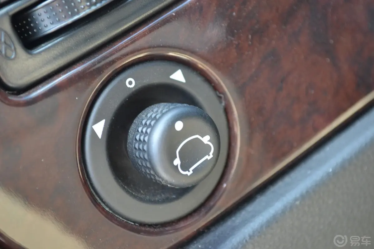 吉利TX4汽油 MT 标配外后视镜控制键