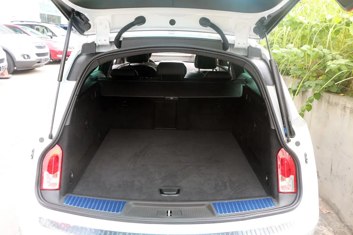 英速亚2.0T 自动 四驱 运动型行李箱空间