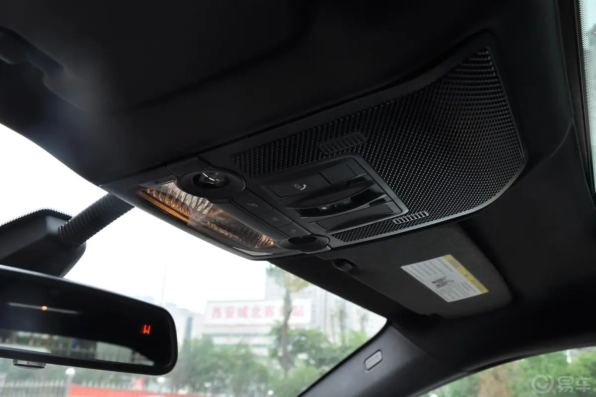 宝马X6xDrive35i 美规版前排车顶中央控制区