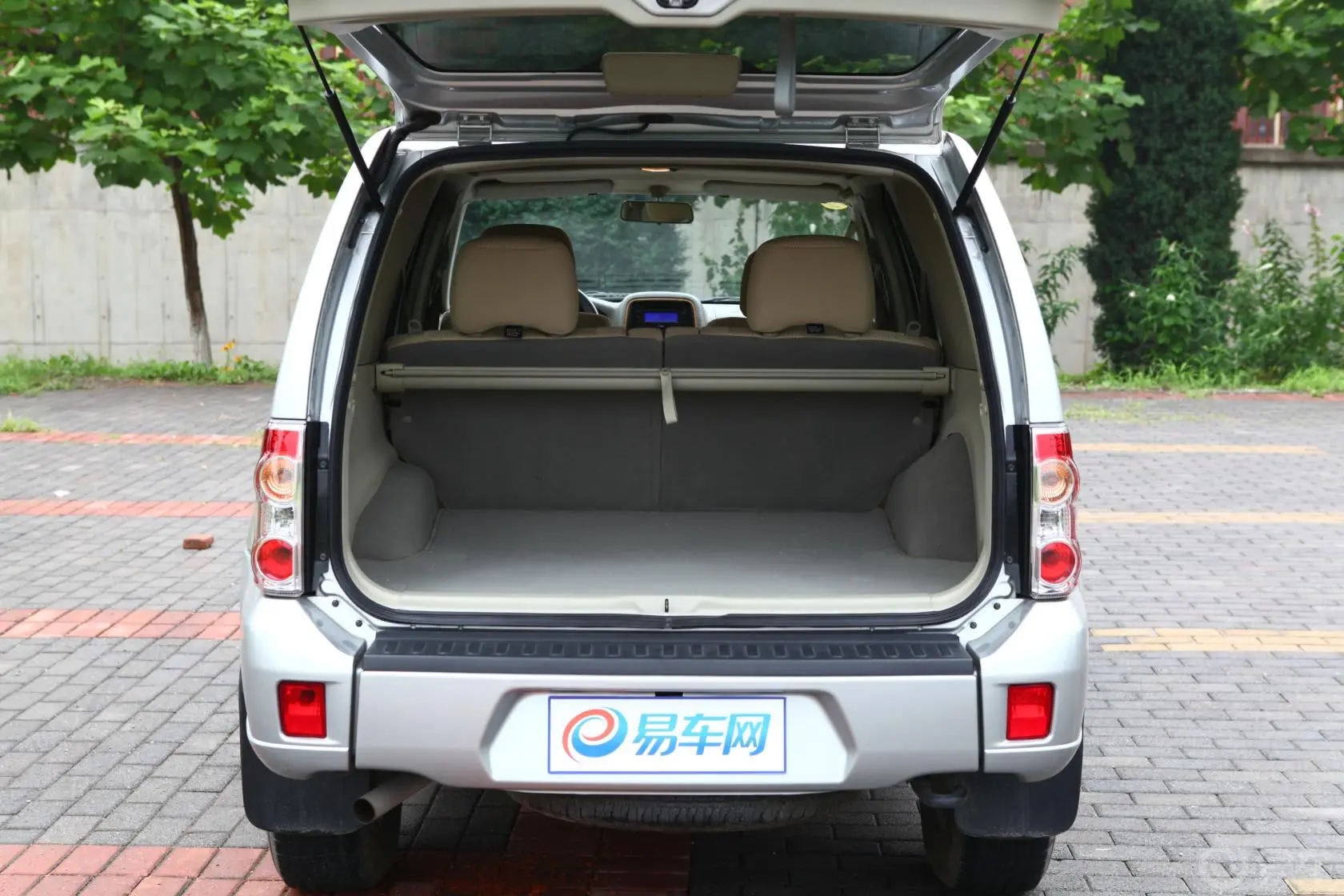 奥丁2.5L 四驱 豪华型 柴油行李箱空间