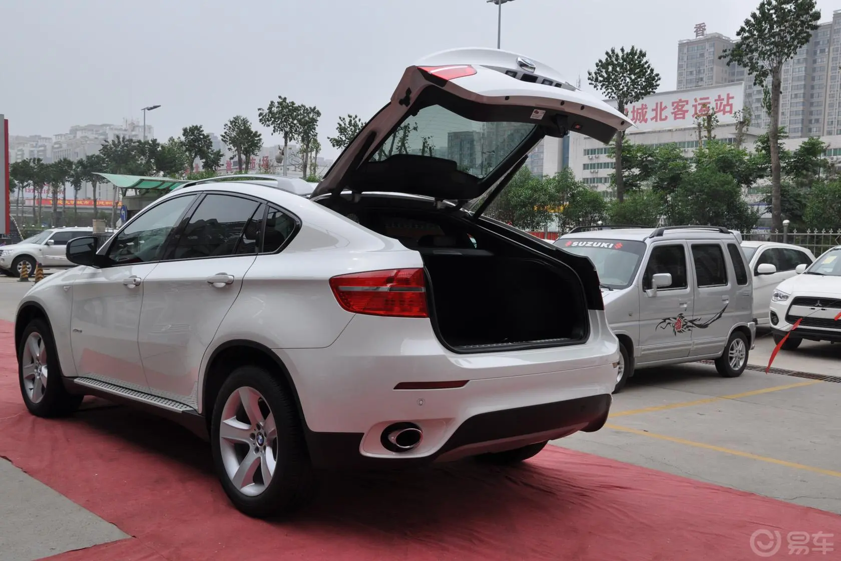 宝马X6xDrive35i 美规版行李厢开口范围