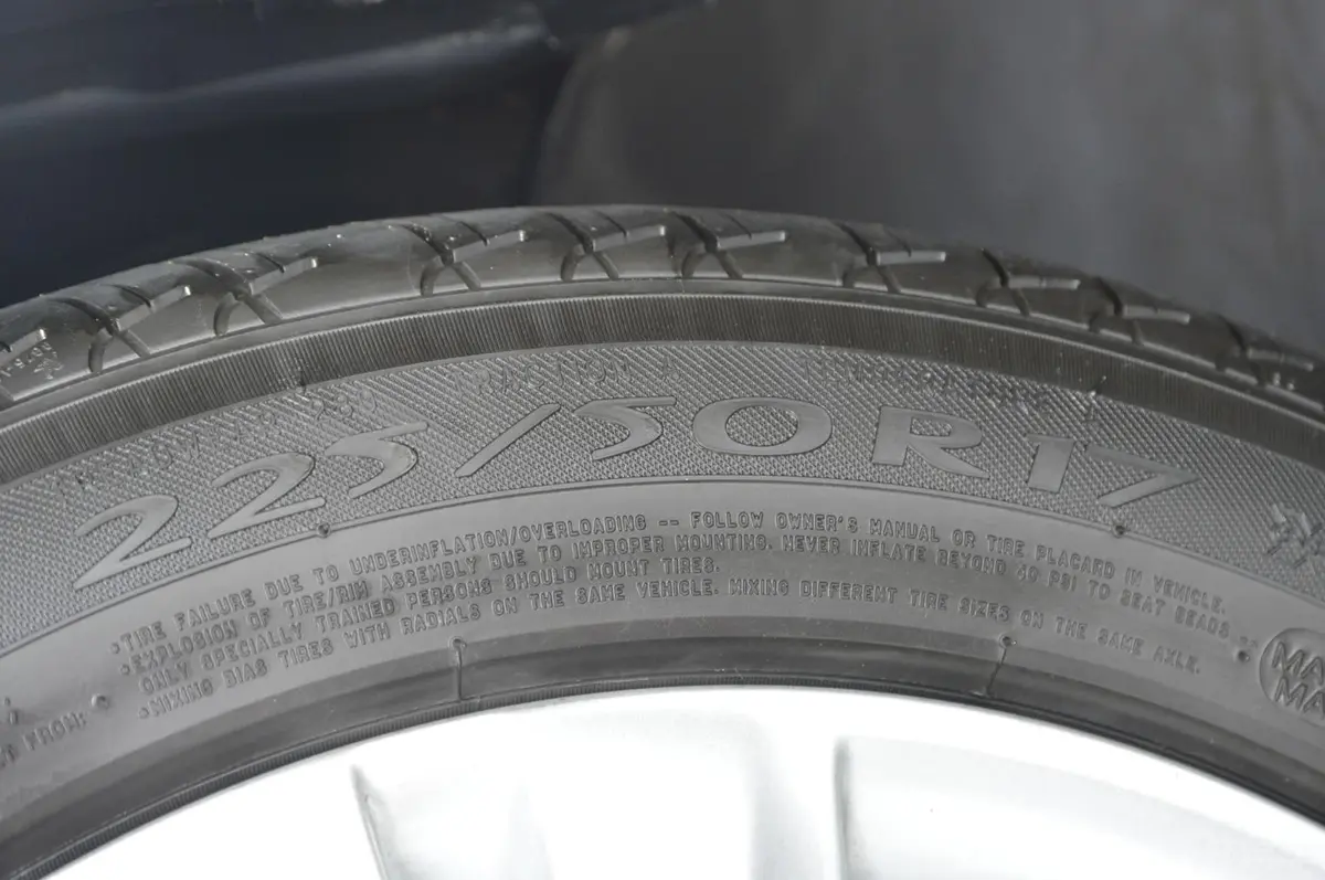 标致30082.0L 自动 潮流版轮胎规格