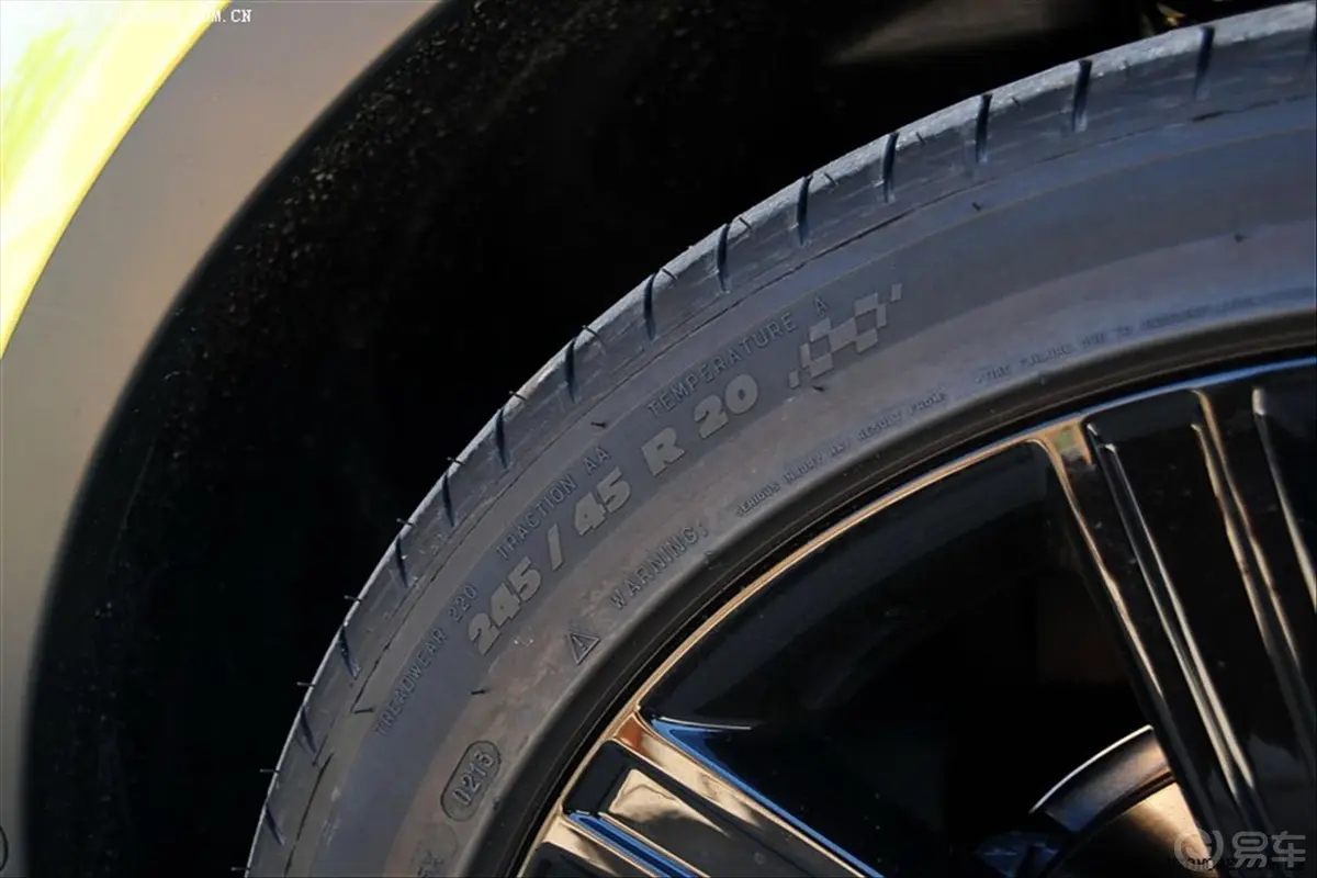 揽胜极光(进口)2.0T 5门熠动限量版轮胎规格