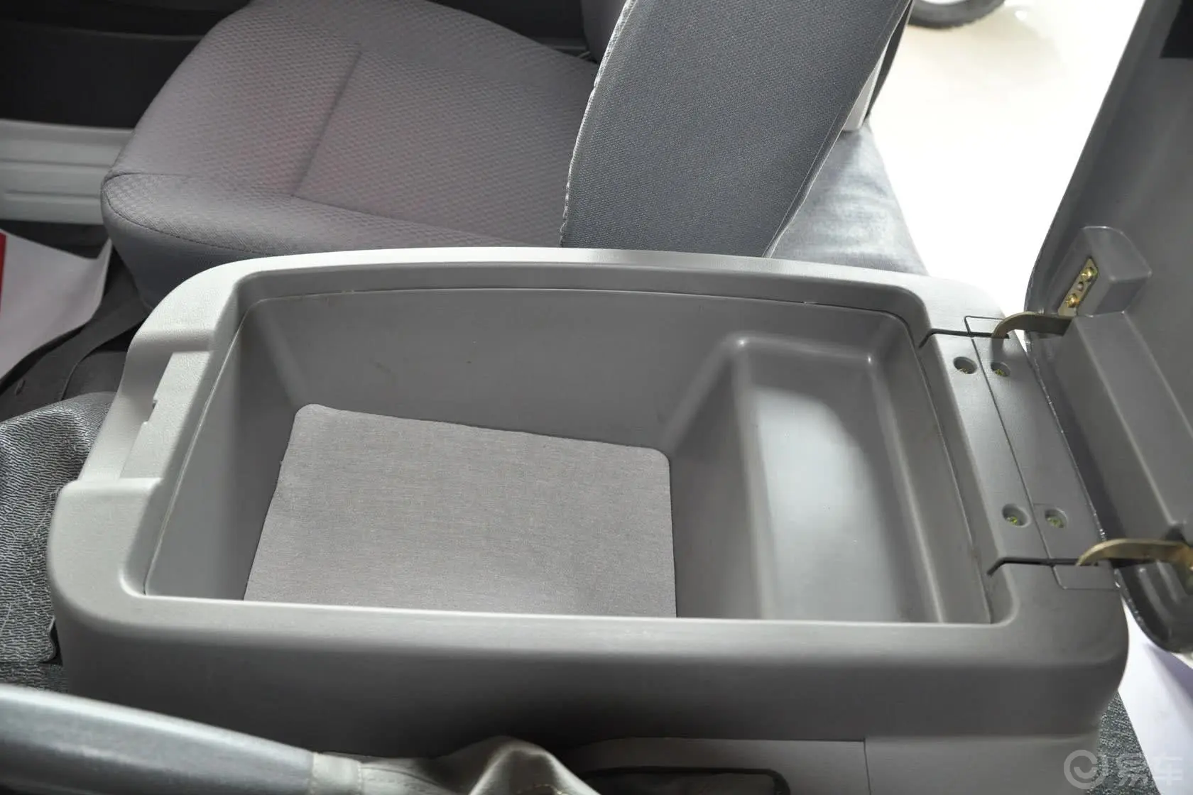 金杯海狮2.0L 欧4系列动力王 舒适型前排中央扶手箱空间