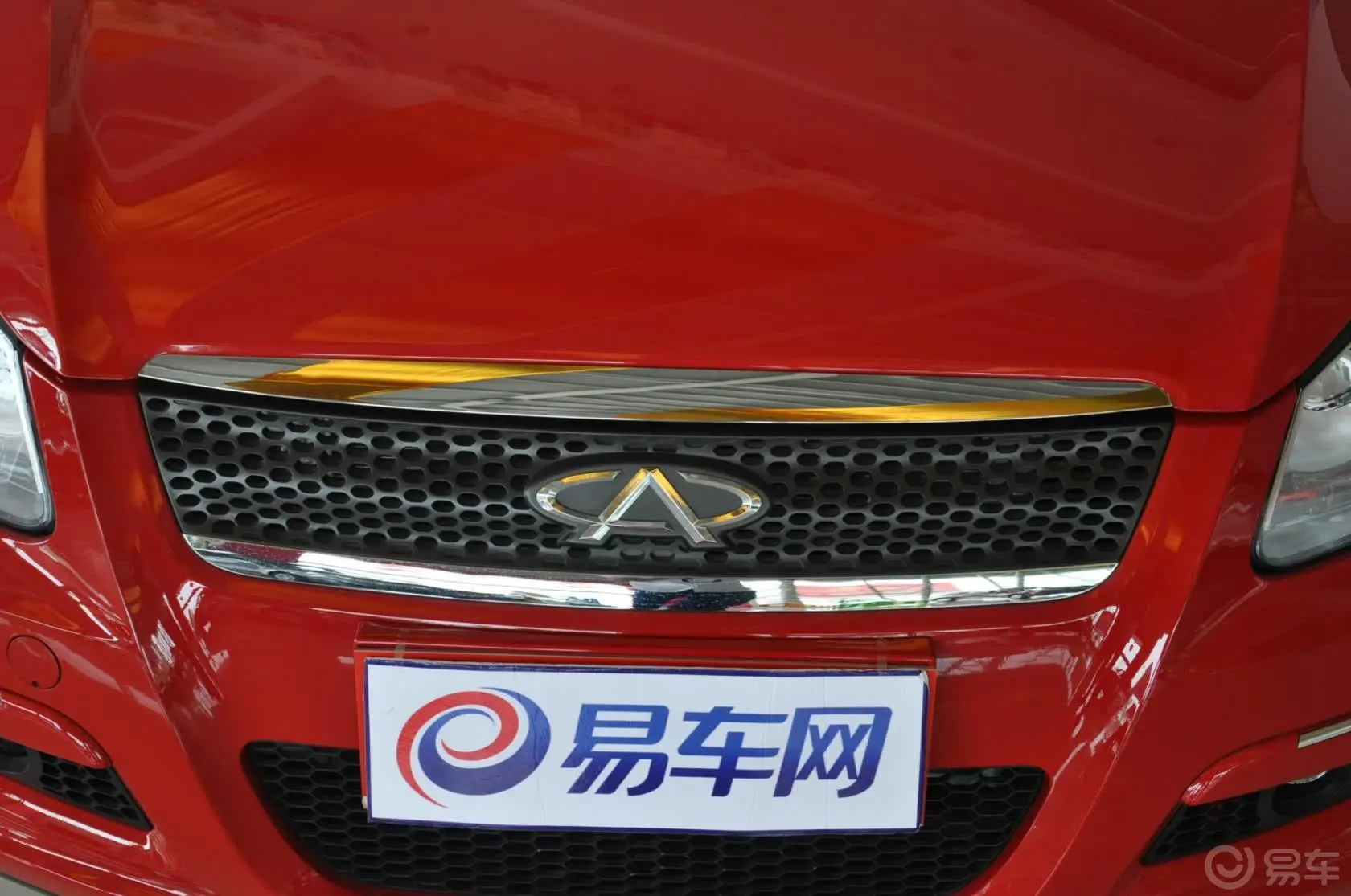 奇瑞A3两厢 1.6L CVT 进取型前格栅侧俯拍