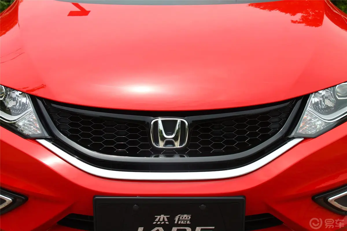 杰德1.8L CVT 豪华尊享型（五座）前格栅侧俯拍