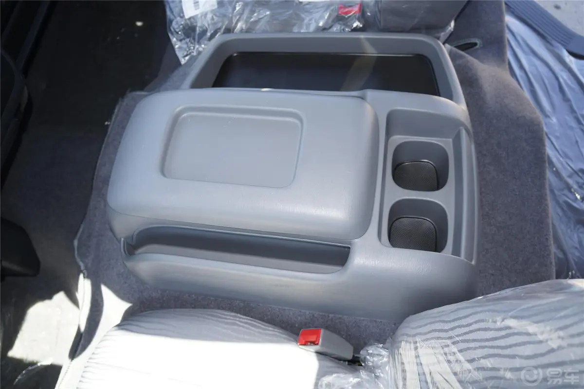 金杯大海狮大海狮L 2.7L 领航版 手动 豪华型 汽油前排中央扶手箱