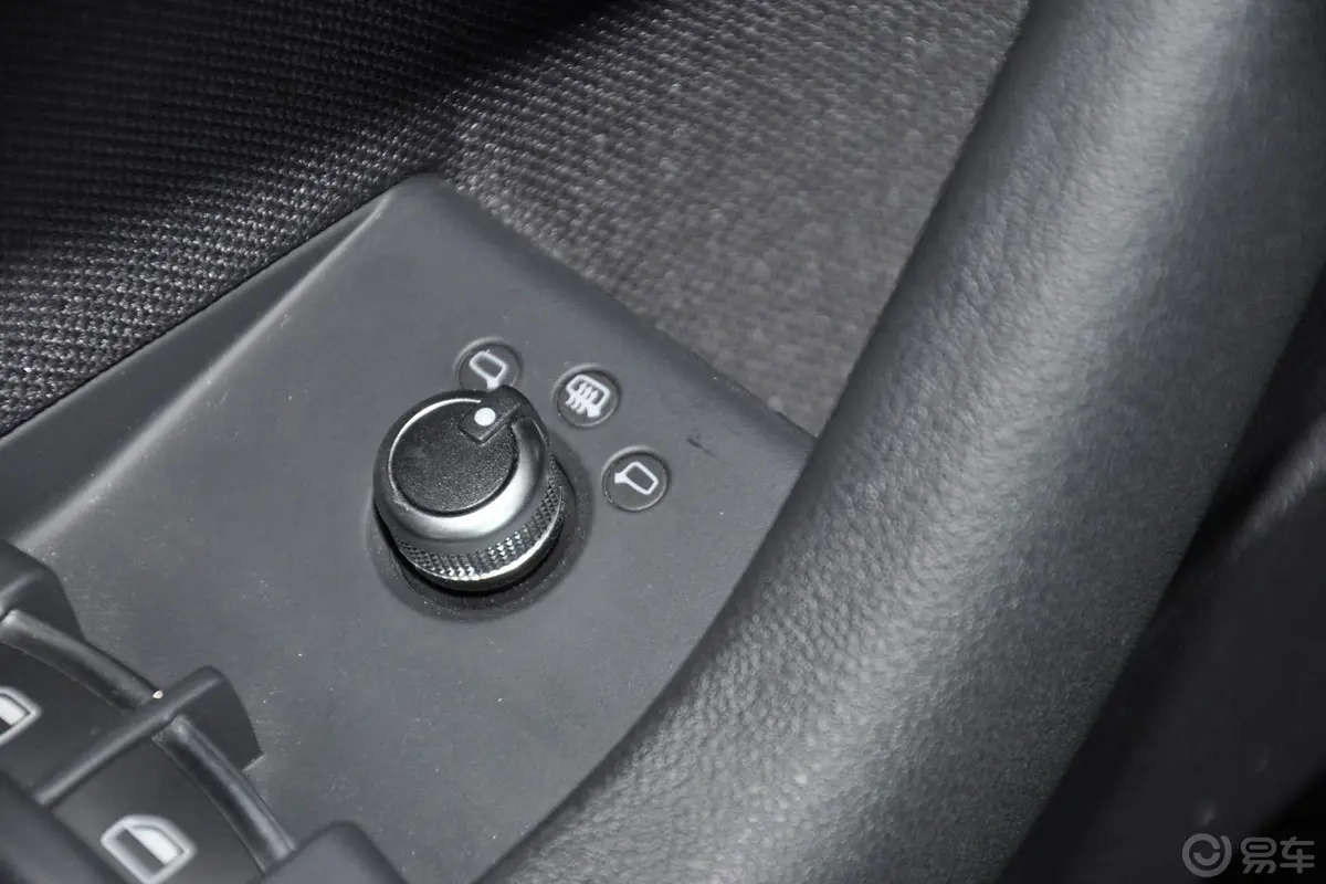 奥迪A3(进口)Sportback 30 TFSI 舒适型外后视镜控制键