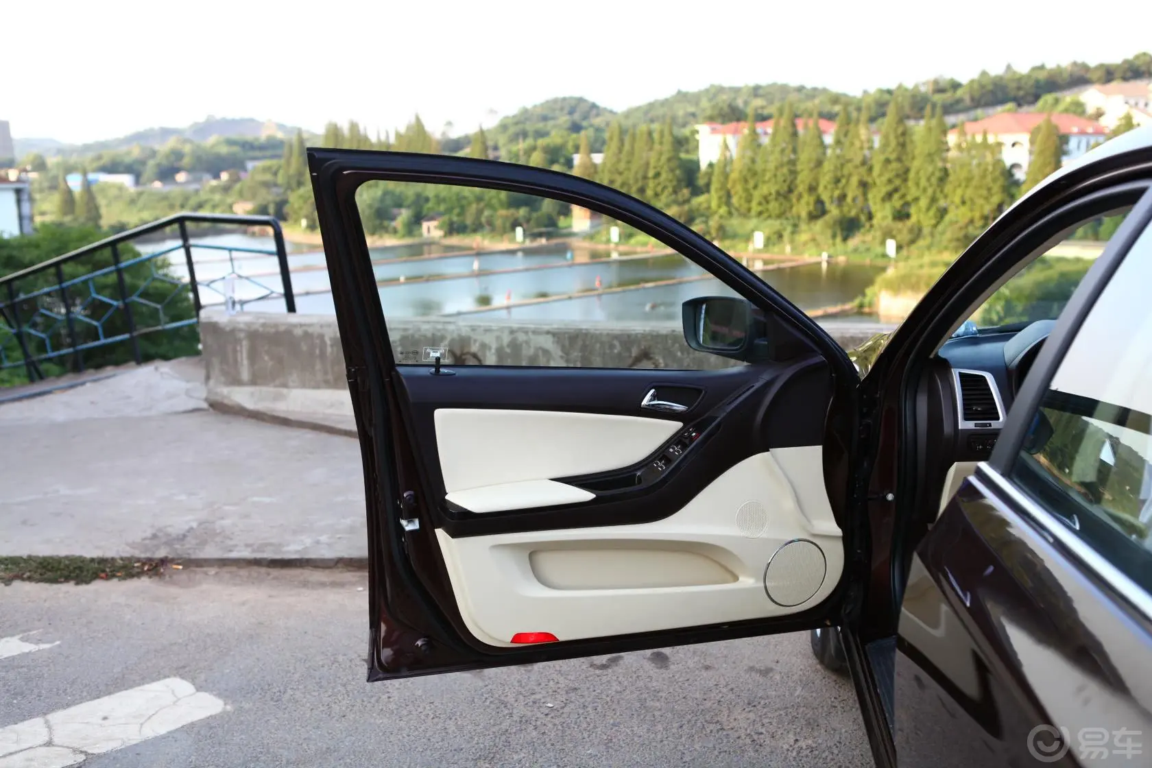 思锐1.5T 自动 尊享型驾驶员侧车门内门板