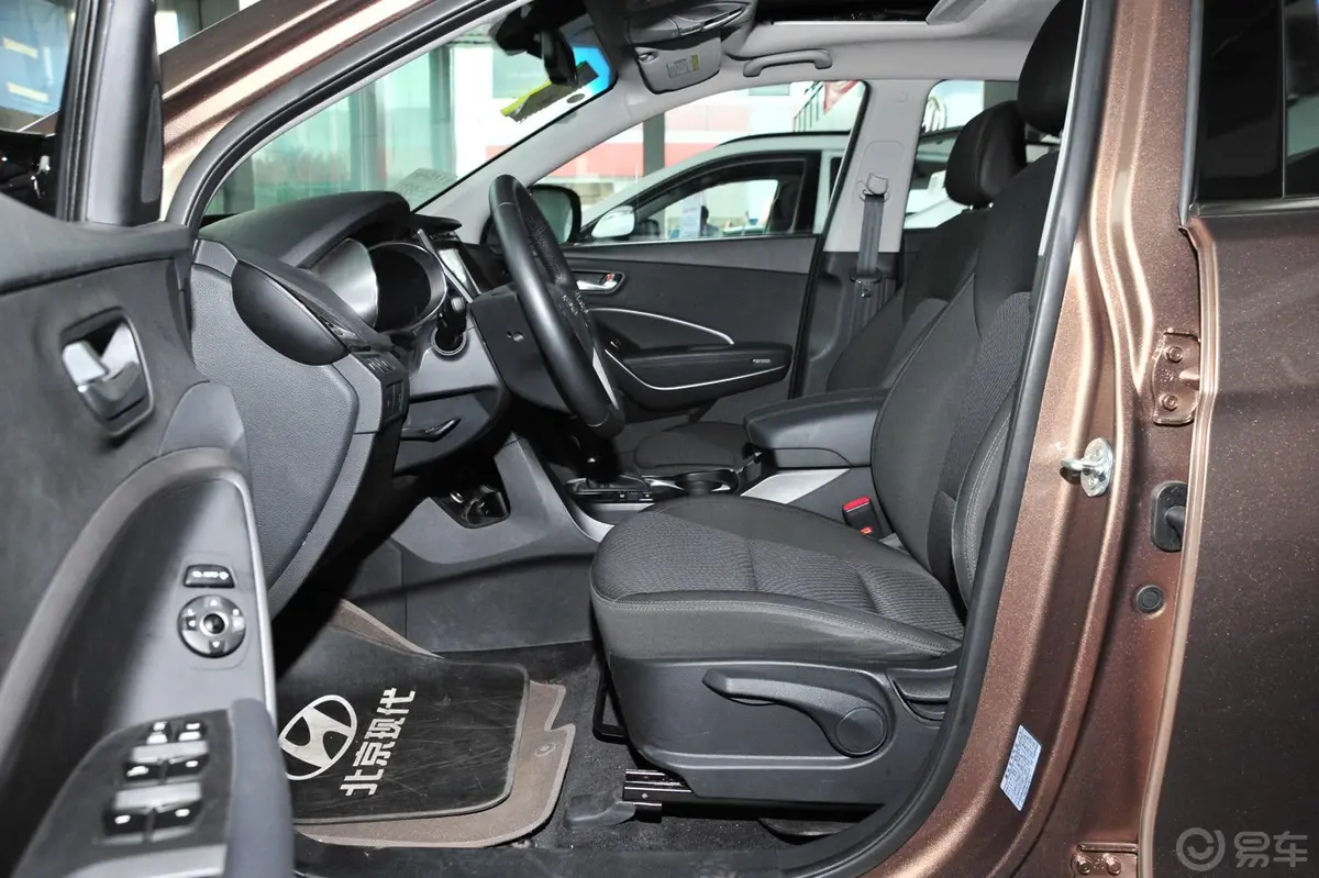 胜达2.4L GL 四驱 自动 舒适型前排空间