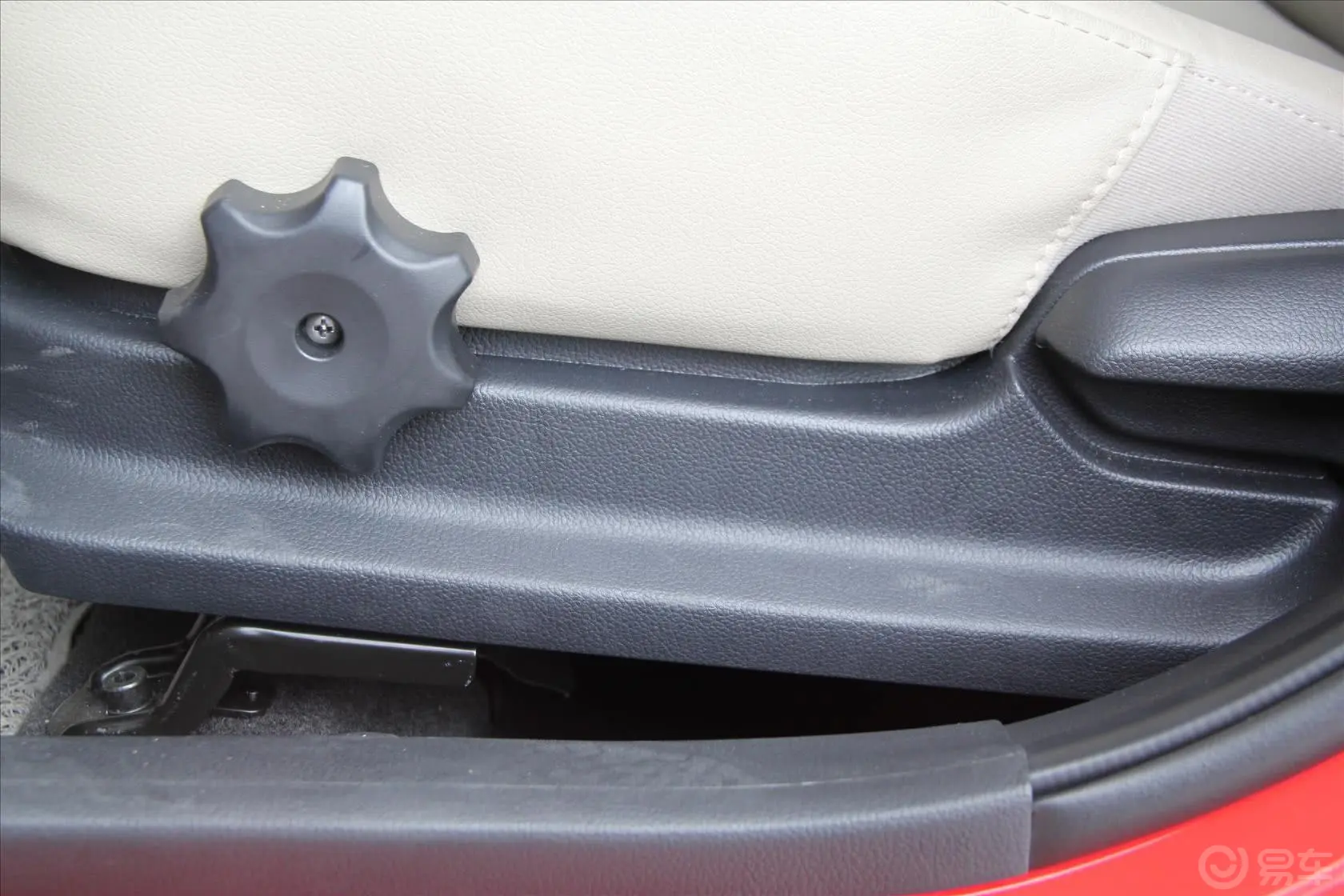 起亚K2三厢 1.4L 自动 Premium ECO 纪念版座椅调节键