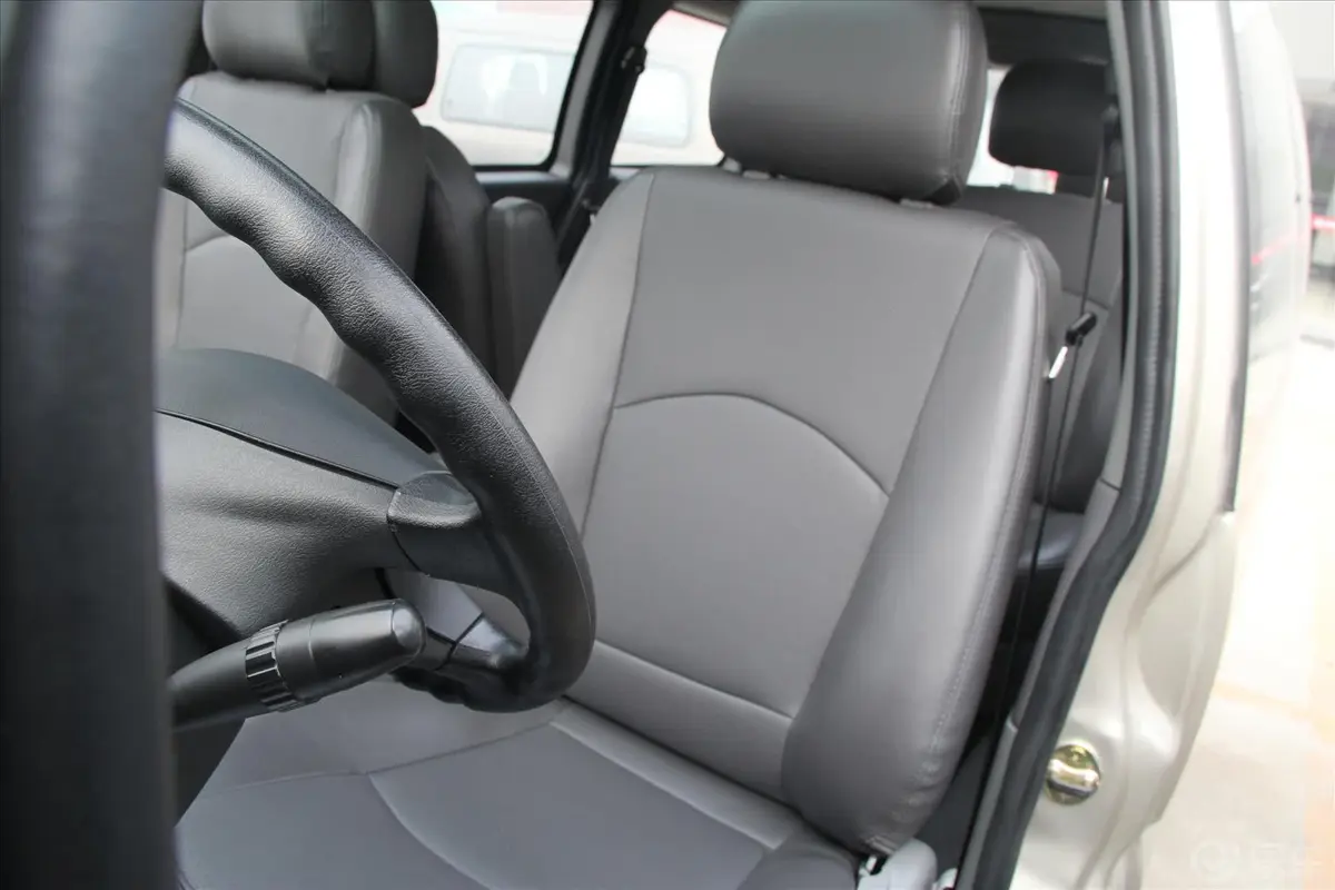 菱智M5 Q3短车 2.0L 手动 豪华型 7座驾驶员座椅