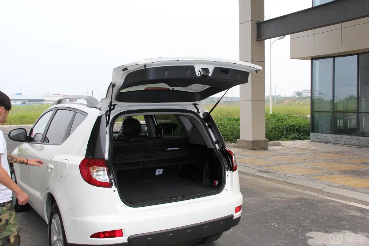 吉利GX72.0L 自动 尊贵型行李厢开口范围