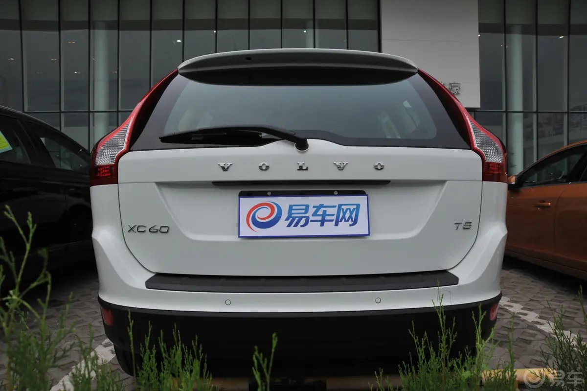 沃尔沃XC60(进口)2.0T T5 舒适版正后水平