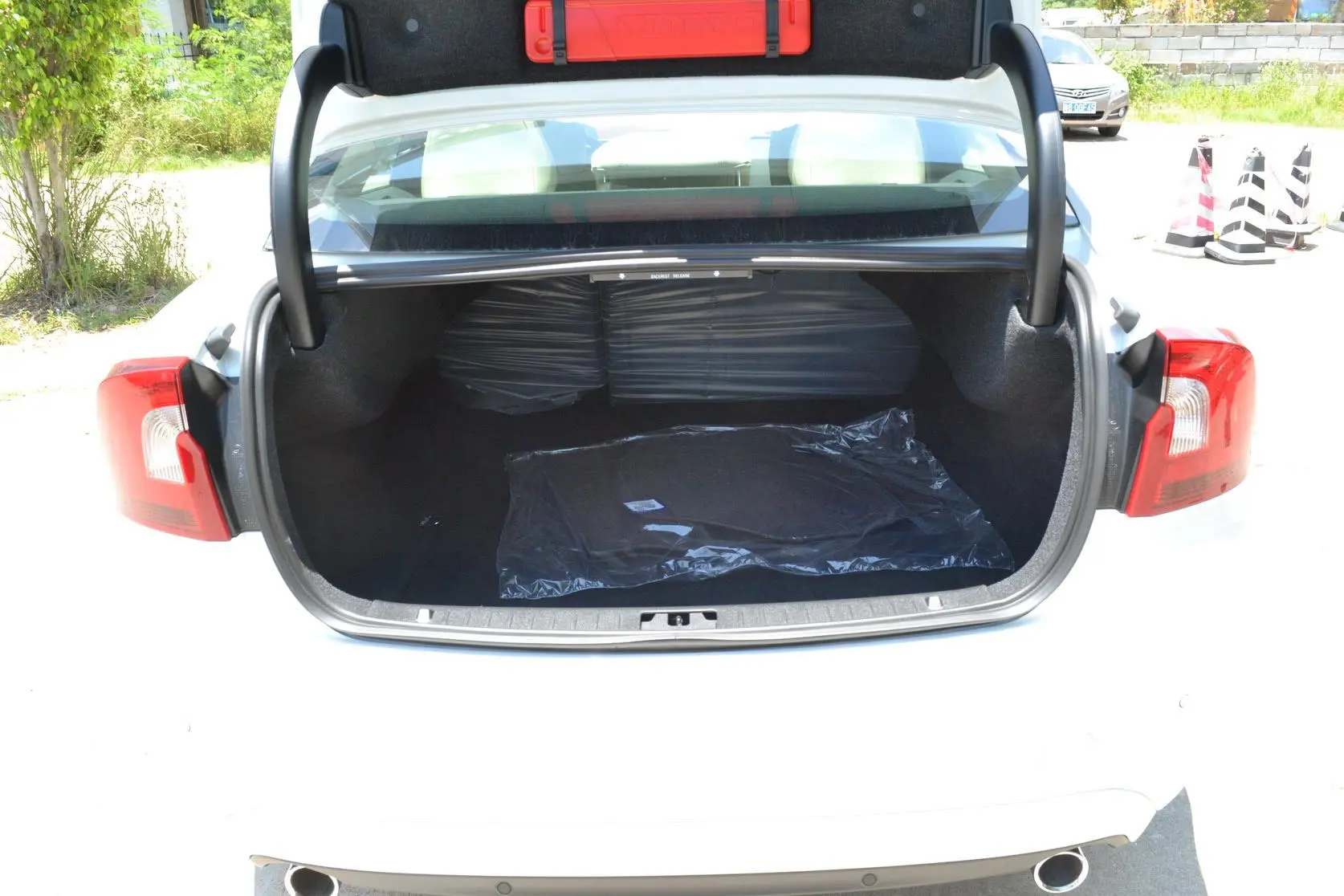 沃尔沃S60(进口)2.0T 手自一体 T5 智雅版行李箱空间