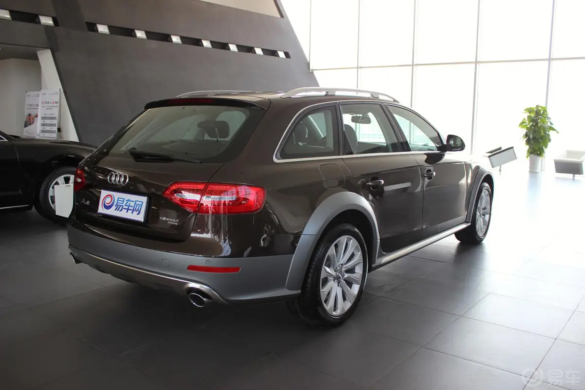 奥迪A4(进口)40TFSI allroad quattro 舒适型侧后45度车头向右水平