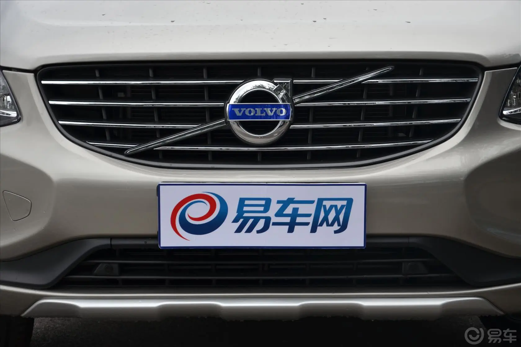 沃尔沃XC60(进口)3.0T T6 智逸版前格栅侧俯拍