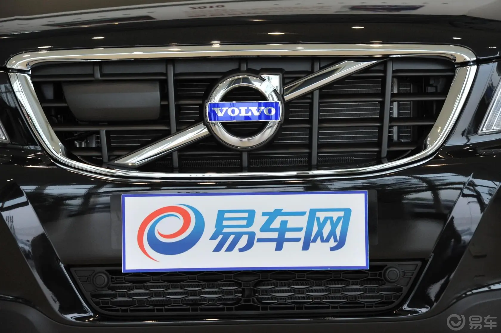 沃尔沃XC60(进口)3.0T T6 AWD舒适版前格栅侧俯拍